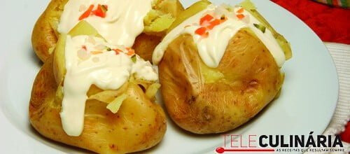 Batatas recheadas com maionese e pickles