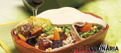 Cozido de tabuleiro com pão