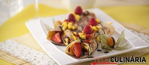 Crepe de frutas e chocolate