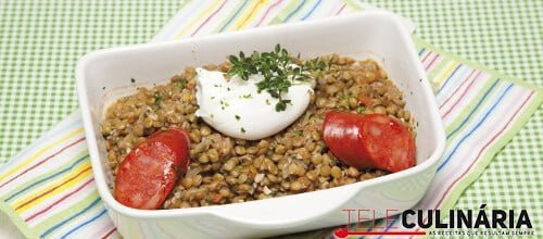 Lentilhas com chouriço e ovos escalfados