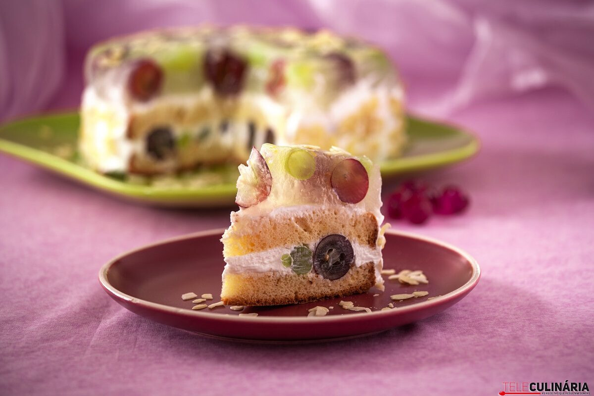 Bolo-gelatina de uvas