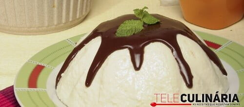 Manjar de coco com molho de chocolate