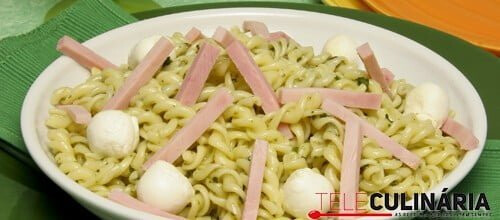 Salada verde com fiambre e queijo mozzarella