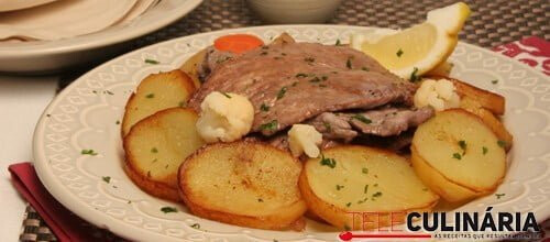 Fêveras de porco com vinho tinto e batatas douradas