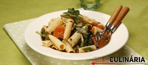 Legumes estufados com macarrão