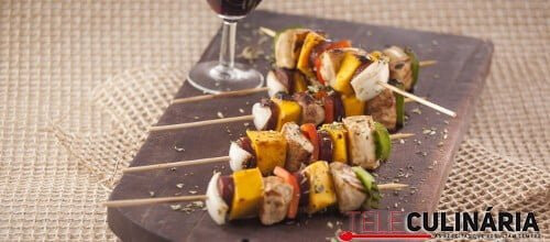 Espetadas de frango com manga e paprica