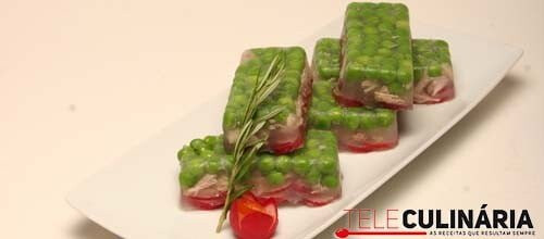 Galantine de codorniz com ervilhas