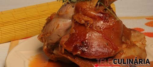 Pernil de porco marinado com ervas