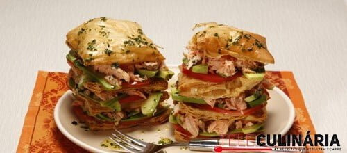 Mil folhas de salmão, tomate e abacate