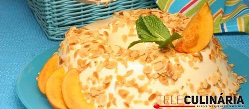 Pudim de pêssego com natas