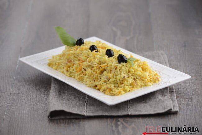 Arroz de frango solto com frutos secos