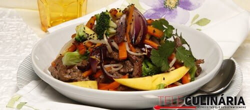 Legumes salteados com carne e fruta