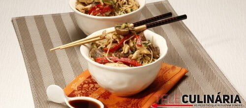 Frango salteado com massa chinesa