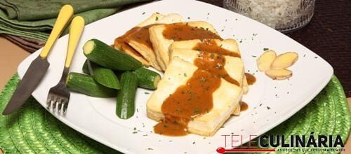 Tofu com molho de amendoim