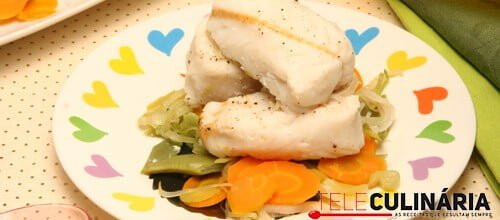 Tranches de pescada com legumes variados