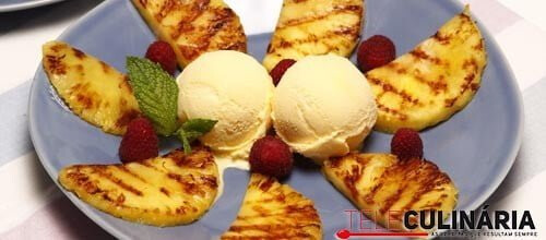 Abacaxi grelhado com bola de gelado light