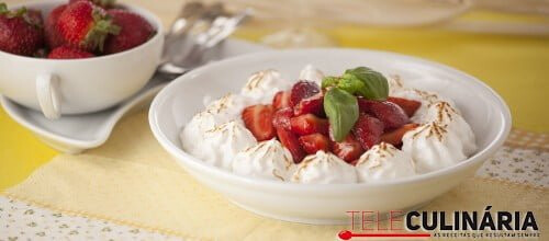 Morangos com Porto e chantilly