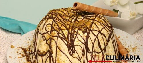 Bavaroise de pistácio com molho de chocolate