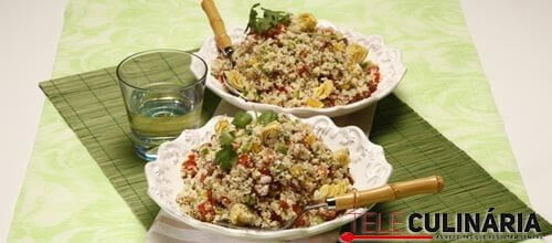 Salada de cuscuz com alcachofras e sultanas