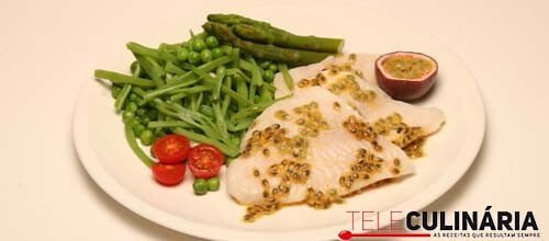Filetes de peixe-galo com maracujá