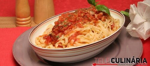 Fettuccine com tomate e bacon