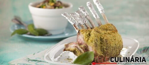 Carré de cordeiro em crosta de broa e ervas