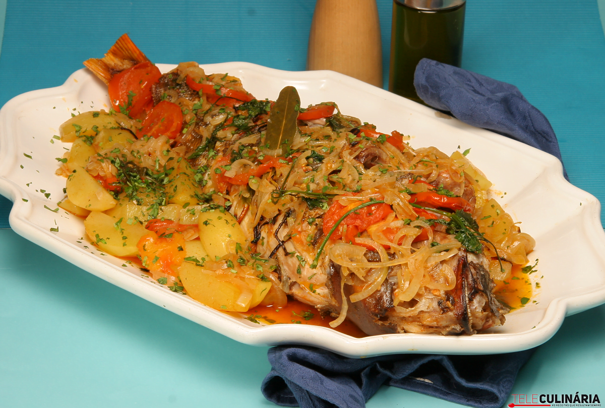 Peixe no forno com ervas do campo