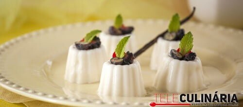 Panacotas frescas com frutos vermelhos