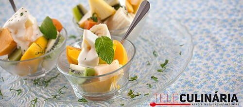 Frutas laminadas com molho de iogurte