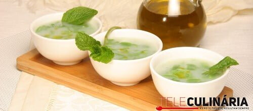 Sopa de feijão verde com hortelã