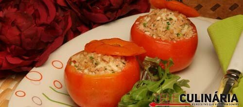 Tomates recheados com queijo e pasta de atum