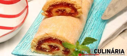 Torta enrolada com doce de tomate