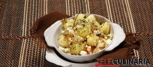 Batatas com picadinho de vegetais e queijo feta