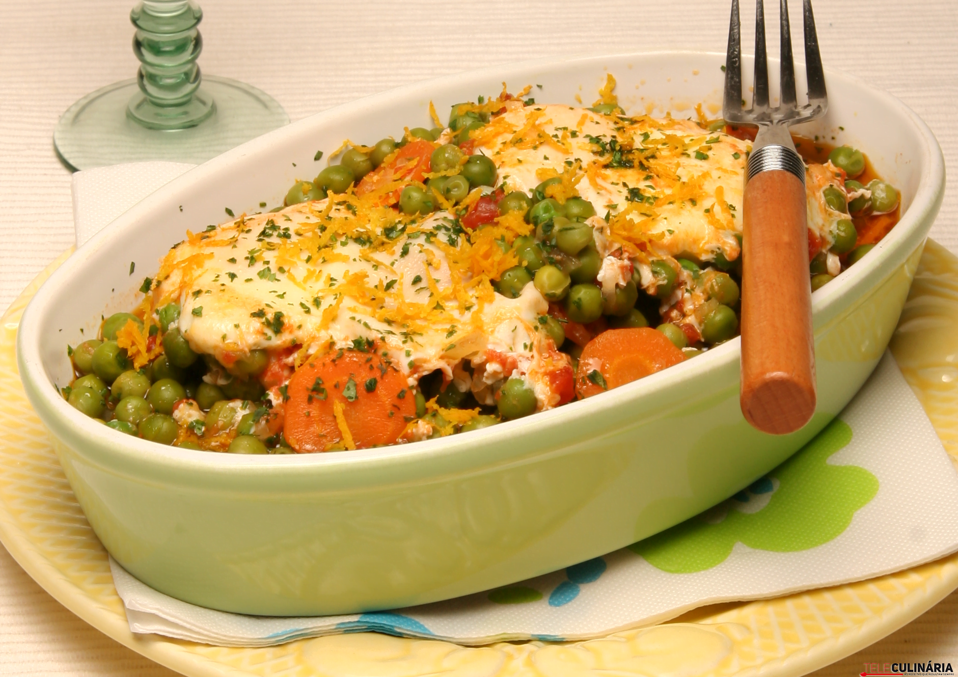 Ervilhas com ovo escalfado e raspa de laranja