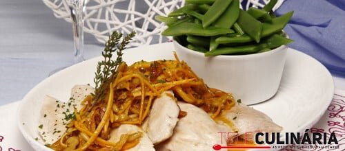 Frango grelhado com ervas e frutos secos