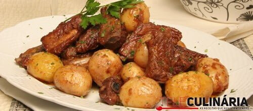 Entrecosto com batatas vermelhas