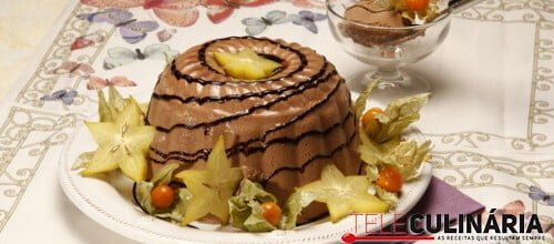 Pudim frio de chocolate com frutos tropicais