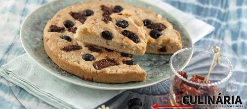 Focaccia de tomate seco e azeitonas