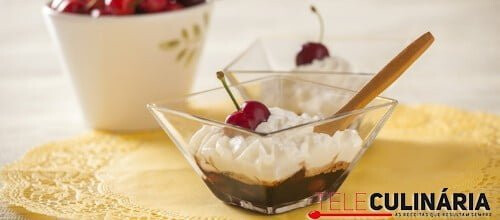 Cerejas caramelizadas com balsâmico e chantilly