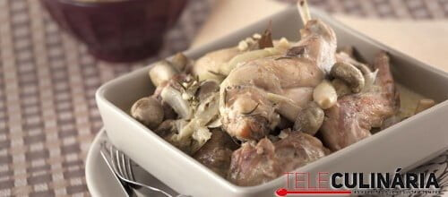 Coelho com natas e cogumelos