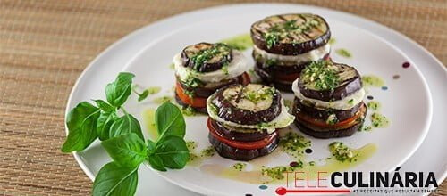 Beringela grelhada com tomate e mozzarella