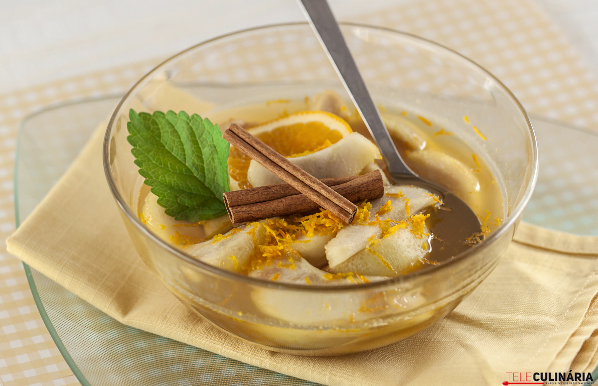 Peras cozidas com calda de mel