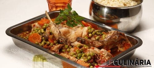 Lebre guisada com ervilhas e cenouras