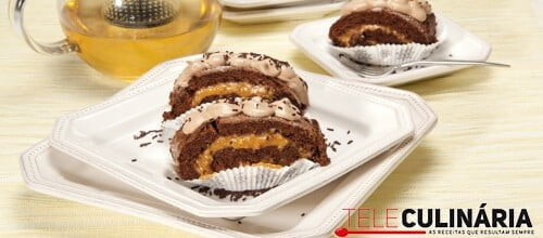 Rolo de chocolate com nozes e glace de chocolate