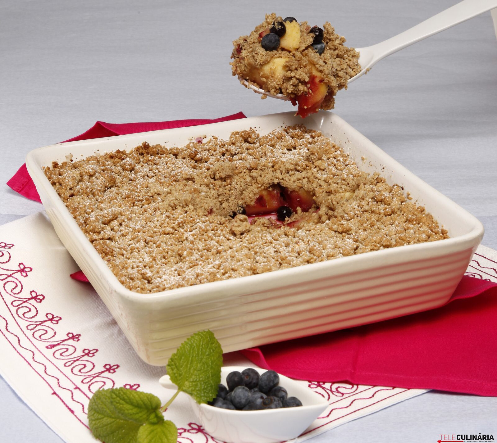 Crumble de maçã e mirtilos