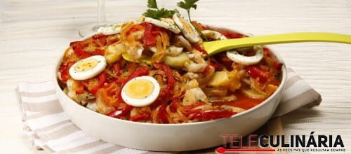 Bacalhau desfiado com cebola no forno