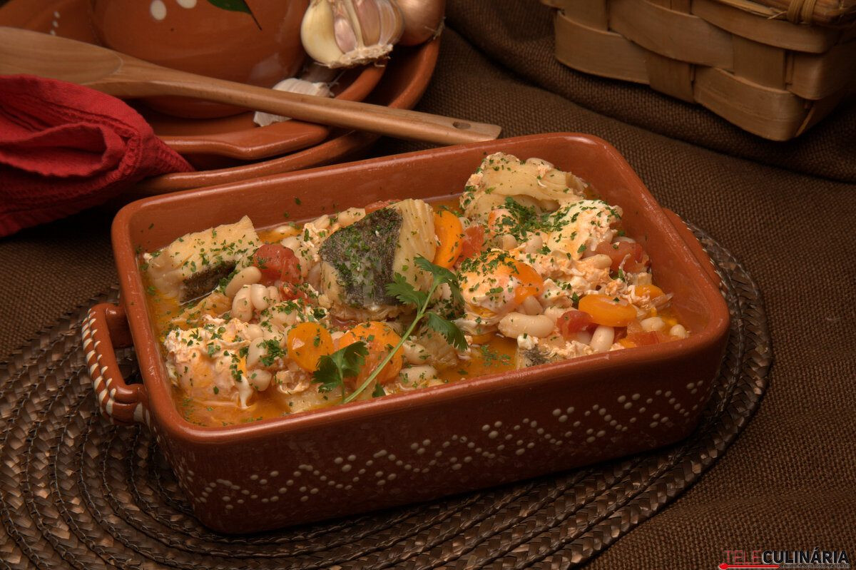 Feijoada de bacalhau com ovos escalfados
