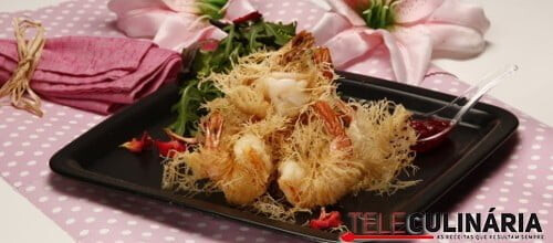 Gambas abraçadas com pesto de framboesas