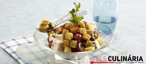 Salada de queijo azul com croutons de hortelã