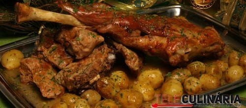 Cabrito assado com batata pelada